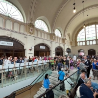 Dworzec w Gdańsku wewnątrz. Tłum osób na schodach ruchomych ogląda odnowiony dworzec