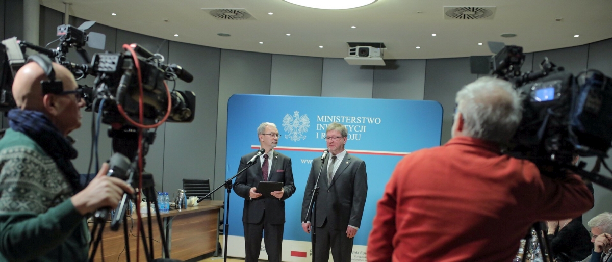 Minister Jerzy Kwieciński i Zastępca GINB Krzysztof Piątek w otoczeniu kamer podczas briefingu