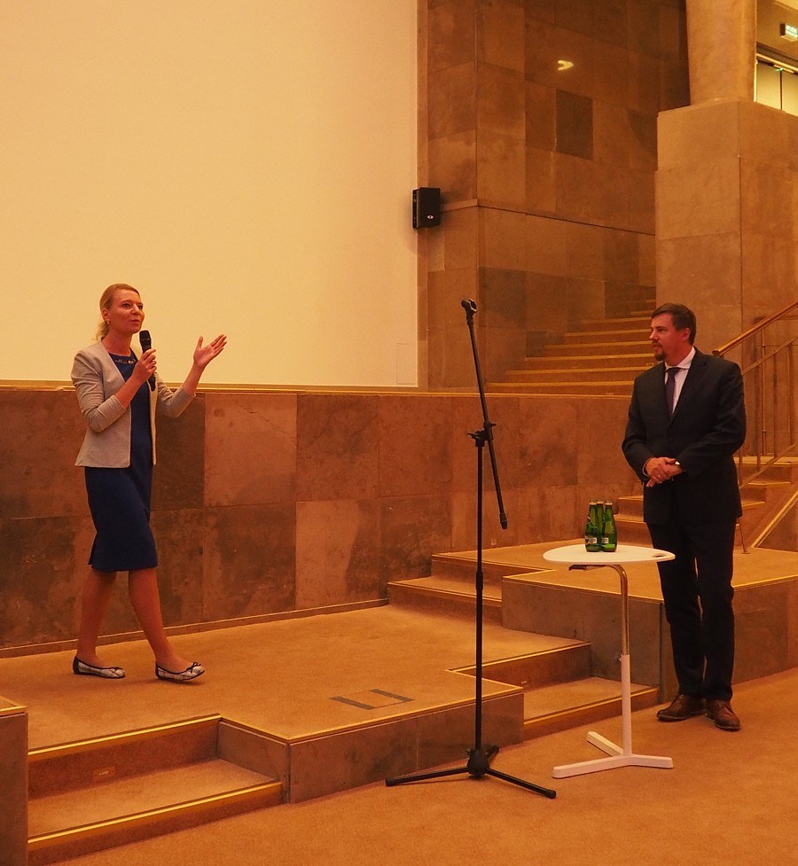 P.o. GINB Dorota Cabańska i wiceminister rozwoju Robert Nowicki podczas spotkania z pracownikami GUNB