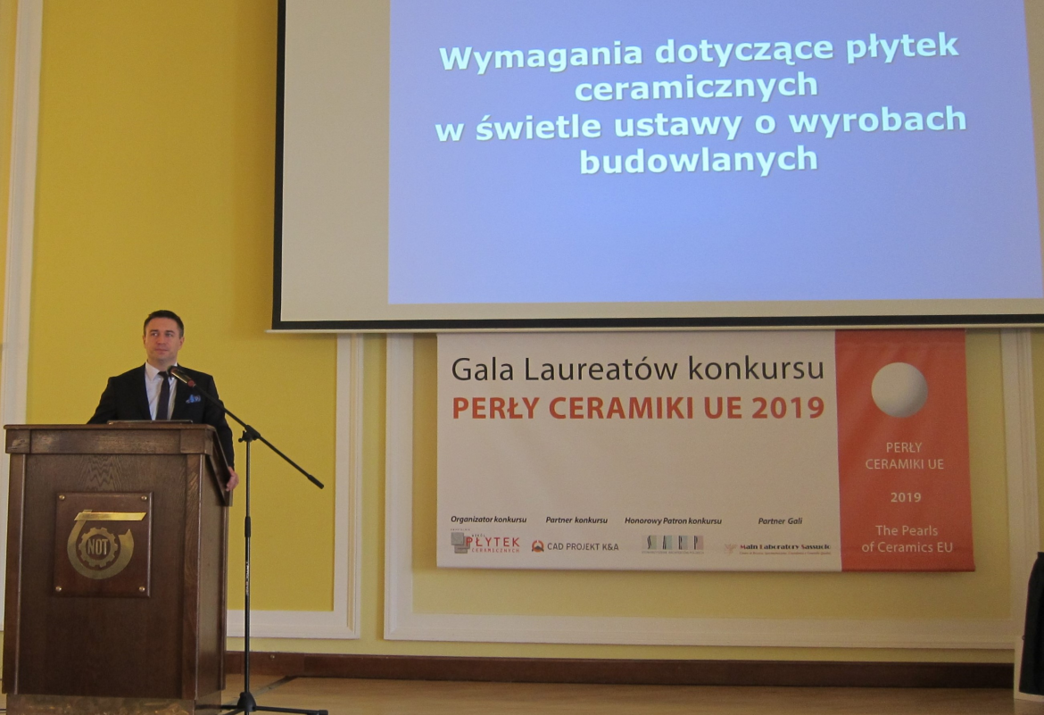 Roman Sobczak Dyrektor Departamentu Wyrobów Budowlanych prowadzi wykład