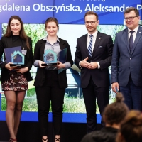 Laureaci konkursu z ministrem Waldemarem Budą, wiceministrem Piotrem Uścińskim i główną inspektor nadzoru budowlanego, Dorotą Cabańską