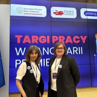 Pracownicy działu HR GUNB na stoisku urzędu podczas targów pracy.