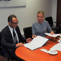 Główny Inspektor Nadzoru Budowlanego, Dorota Cabańska, podpisuje listy intencyjne dotyczące współpracy przy projekcie ZONE z organizacjami kominiarskimi