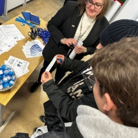 Stoisko GUNB podczas targów – pracownicy działu HR rozmawiają z odwiedzającymi.