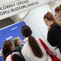 Stoisko GUNB podczas targów – pracownicy działu HR rozmawiają z odwiedzającymi.