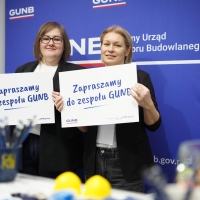 Pracownicy działu HR GUNB na stoisku urzędu podczas targów pracy.