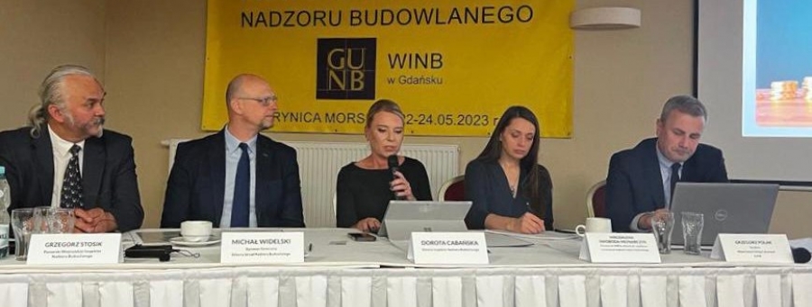 Od lewej: Grzegorz Stosik, WINB w Gdańsku, Michał Widelski, Dyrektor Generalny GUNB, Dorota Cabańska, Główny Inspektor Nadzoru Budowlanego, Magdalena Swoboda-Młynarczyk, Pełnomocnik GINB ds. współpracy i komunikacji z terenowymi organami nadzoru budowlanego, Grzegorz Polak, dyrektor Departamentu Usług Cyfrowych