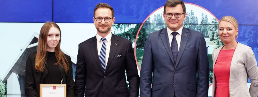 Minister Waldemar Buda, wiceminister Piotr Uściński i Główna Inspektor Nadzoru Budowlanego, Dorota Cabańska, z  laureatką konkursu studenckiego na domy rekreacyjne do 70 m2