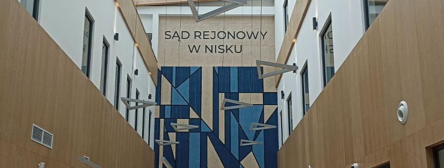 Na zdjęciu widać hol główny. Na ścianie widać napis: Sąd Rejonowy w Nisku.