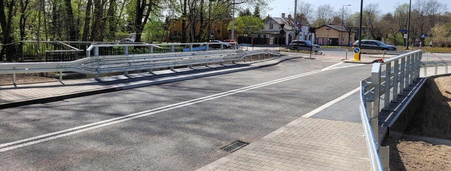 Na zdjęciu widać niewielki most nad rzeczką