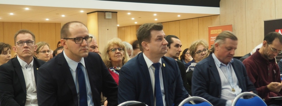 Fot. 1 Konferencja "Wyroby budowlane pod kontrolą 2", na pierwszym planie wiceminister Tomasz Żuchowski i GINB Jacek Szer