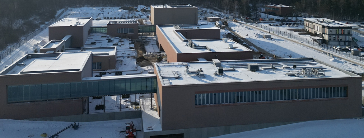 Na zdjęciu widać budynki Kampusu z lotu ptaka. Na terenie Kampusu leży śnieg.