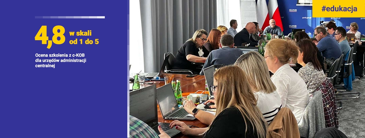 Na grafice: Po prawej na niebieskim tle - 4,8 w skali od 1 do 5. Ocena szkolenia z c-KOB dla urzędów administracji centralnej. Po lewej zdjęcie ze szkolenia z c-KOB dla urzędów administracji centralnej. W prawym górnym rogu na żółtym tle #edukacja