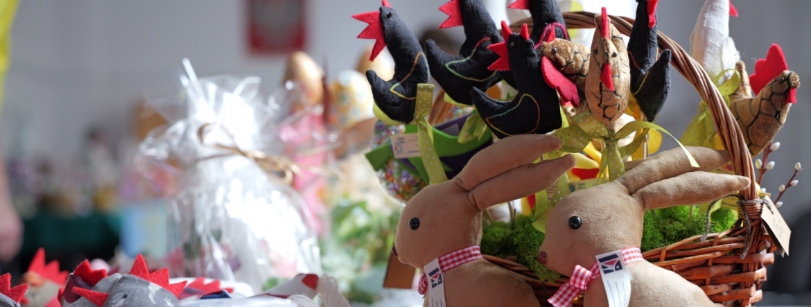 Na zdjęciu widać wykonane ręcznie ozdoby Wielkanocne dostępne podczas kiermaszu. 